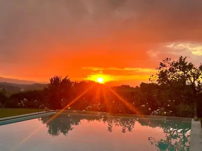 Alba o tramonto visti dall'interno della villa o dai dintorni