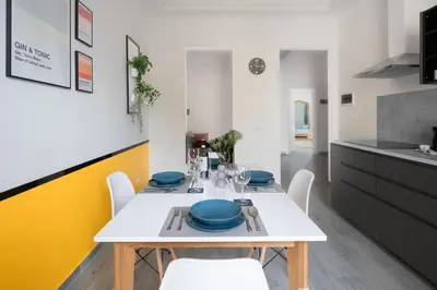 Area soggiorno di Via Pollaiolo, 55 - Florence Charming Apartments - Comfort e Stile a 350mt dal Tram! First floor with elevator and car places on street