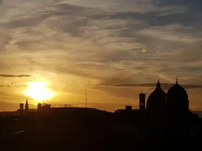 Alba o tramonto visti dall'interno dell'aparthotel o dai dintorni