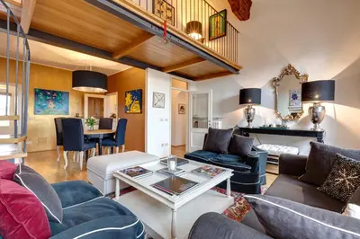Area soggiorno di Casper Apartment by Mamo Florence