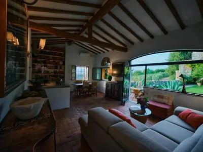 Area soggiorno di Charming cottage only for you, a hidden gem 10mn walk to historic center, stunning view