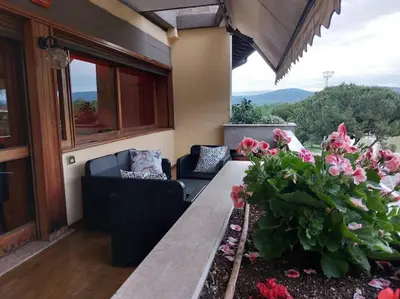 Vista generica sulle montagne o vista sulle montagne dall'interno dell'appartamento