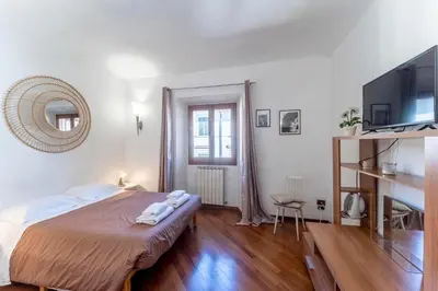 TV o dispositivi per l'intrattenimento presso Tora Florence Apartment - Room rent