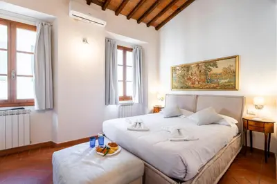 Letto o letti in una camera di View of the Medici Chapels- center
