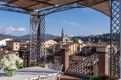 Vista generica sulle montagne o vista sulle montagne dall'interno dell'appartamento