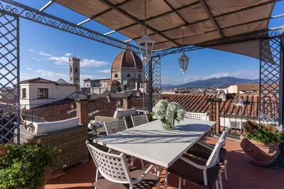 Vista generica sulle montagne o vista sulle montagne dall'interno dell'appartamento