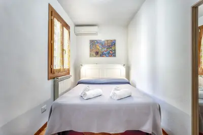 Letto o letti in una camera di Fiume & Zannoni Apartments by 360Rentals