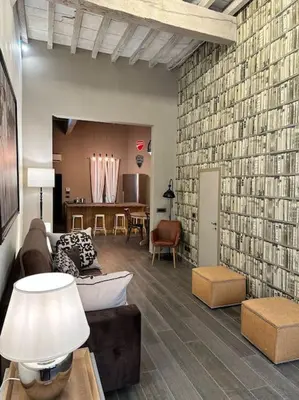Area soggiorno di Lambe Suite next to Ponte Vecchio and Uffizi - LoveTheApartments