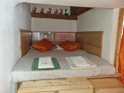 Letto o letti in una camera di LA SEDE DELL'ARTE Monolocale Studio e Camere in Torre Medievale vicino a Duomo e Piazza Signoria