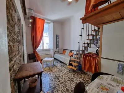 Area soggiorno di LA SEDE DELL'ARTE Monolocale Studio e Camere in Torre Medievale vicino a Duomo e Piazza Signoria