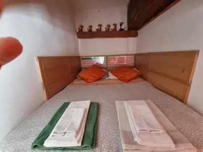 Letto o letti in una camera di LA SEDE DELL'ARTE Monolocale Studio e Camere in Torre Medievale vicino a Duomo e Piazza Signoria