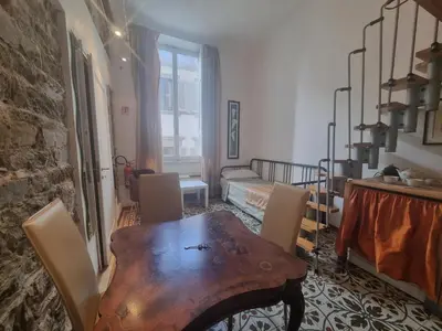 Area soggiorno di LA SEDE DELL'ARTE Monolocale Studio e Camere in Torre Medievale vicino a Duomo e Piazza Signoria
