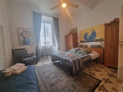 Letto o letti in una camera di LA SEDE DELL'ARTE Monolocale Studio e Camere in Torre Medievale vicino a Duomo e Piazza Signoria