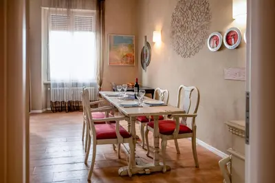 Area soggiorno di Station Family Apartment by Mamo Florence