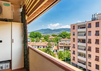 Vista generica sulle montagne o vista sulle montagne dall'interno dell'appartamento
