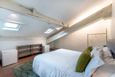 Letto o letti in una camera di La Loggia Loves Apartment