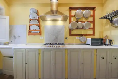 Cucina o angolo cottura di Apartments Florence- Borgo Pinti with Frescoes
