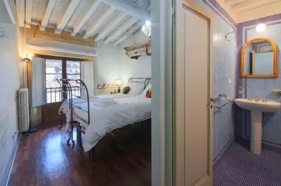 Letto o letti in una camera di Apartments Florence- Borgo Pinti with Frescoes