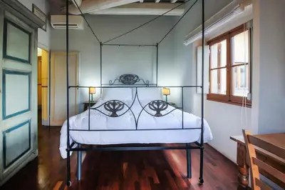 Letto o letti in una camera di Apartments Florence- Borgo Pinti with Frescoes