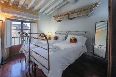 Letto o letti in una camera di Apartments Florence- Borgo Pinti with Frescoes