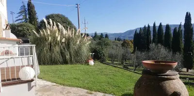 Vista generica sulle montagne o vista sulle montagne dall'interno dell'appartamento