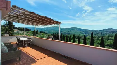 Vista generica sulle montagne o vista sulle montagne dall'interno dell'appartamento
