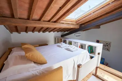 Letto o letti in una camera di The Chianti Rooster Flat