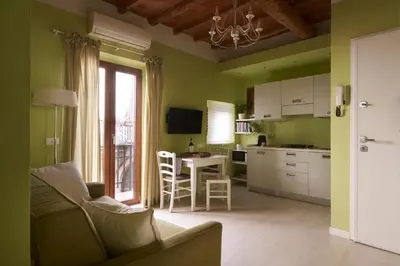 Cucina o angolo cottura di Cozy 1-Bedroom Apartment with Balcony in Florence Historic Center