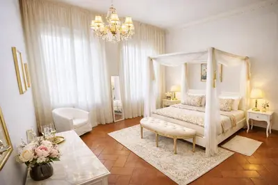 Letto o letti in una camera di Amazing Premium Apartment in the heart of Florence at the DUOMO, 2 Bedrooms, 2 Bathrooms, 1 Livingroom or extra Bedroom, ideal for 2-8 Guests
