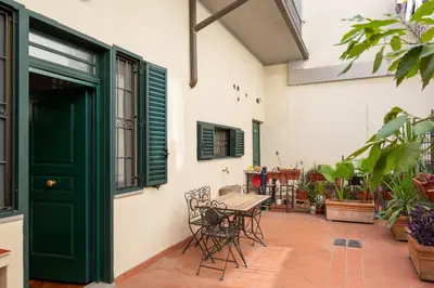 Balcone o terrazza di GuestHost - Florence Statuto Apartment with Small Courtyard