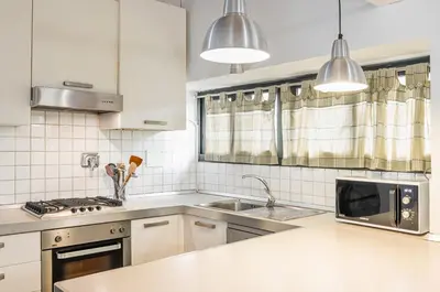 Cucina o angolo cottura di GuestHost - Florence Statuto Apartment with Small Courtyard