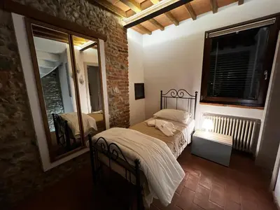 Letto o letti in una camera di casatorre medioevale