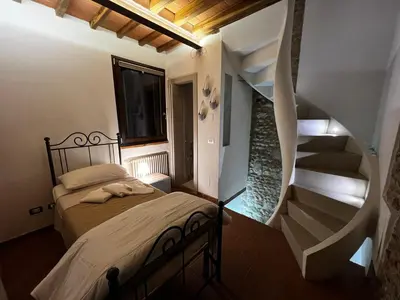 Letto o letti in una camera di casatorre medioevale