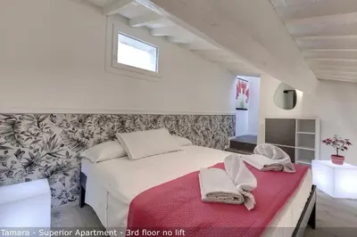 Letto o letti in una camera di Tamara & Clotilde Apartments by Mamo Florence