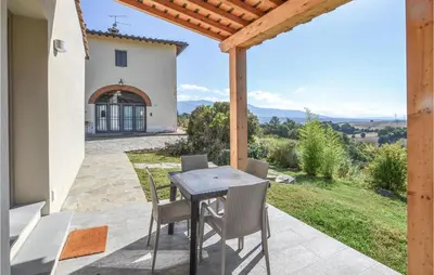 Vista generica sulle montagne o vista sulle montagne dall'interno dell'appartamento