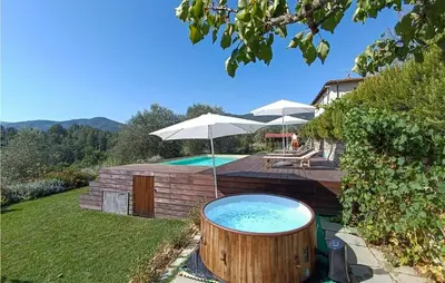 Vista generica sulle montagne o vista sulle montagne dall'interno dell'appartamento