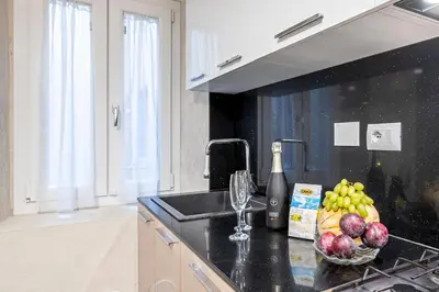 Cucina o angolo cottura di [5 Minuti - Duomo] Tripla Suite Luxury