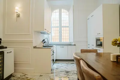Cucina o angolo cottura di Spadalux Apartment - 3 BR 4 Bath Luxury Apt
