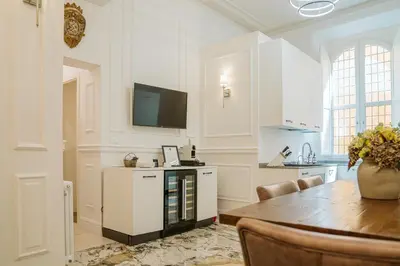 Cucina o angolo cottura di Spadalux Apartment - 3 BR 4 Bath Luxury Apt