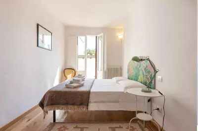 Letto o letti in una camera di Airy One Bedroom With Terrace Near Palazzo Pitti