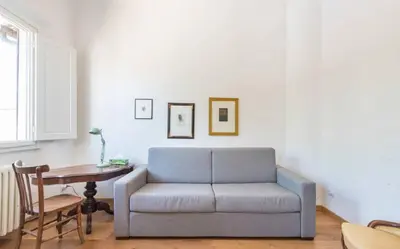 Area soggiorno di Airy One Bedroom With Terrace Near Palazzo Pitti