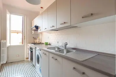 Cucina o angolo cottura di Airy One Bedroom With Terrace Near Palazzo Pitti