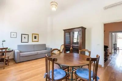 Area soggiorno di Airy One Bedroom With Terrace Near Palazzo Pitti