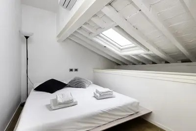Letto o letti in una camera di UNYCA - Charming San Lorenzo Apartment Florence
