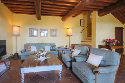 Area soggiorno di Dante Country House - Casa con Piscina Privata e Jacuzzi tra Firenze e Chianti