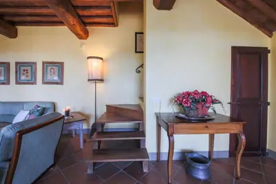 Area soggiorno di Dante Country House - Casa con Piscina Privata e Jacuzzi tra Firenze e Chianti