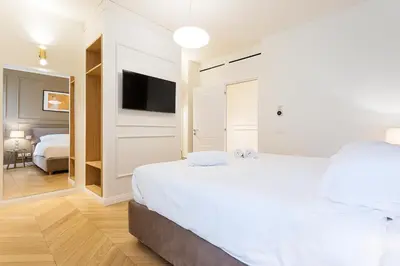 Letto o letti in una camera di Luxury apartment - KUKI STAY Ponte Vecchio