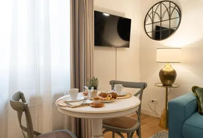 TV o dispositivi per l'intrattenimento presso Via dei Pepi 3 - Florence Charming Apartments - Chic retreat Apartment a few steps from Santa Croce Square
