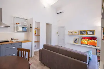 Cucina o angolo cottura di Borgo Santa Croce Apartment by Mamo Florence