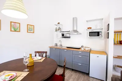 Cucina o angolo cottura di Borgo Santa Croce Apartment by Mamo Florence
